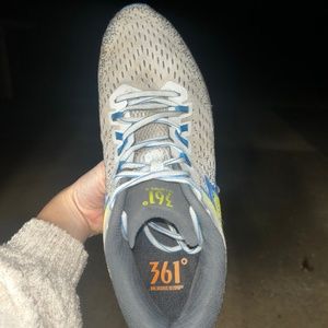 361° tennis shoes